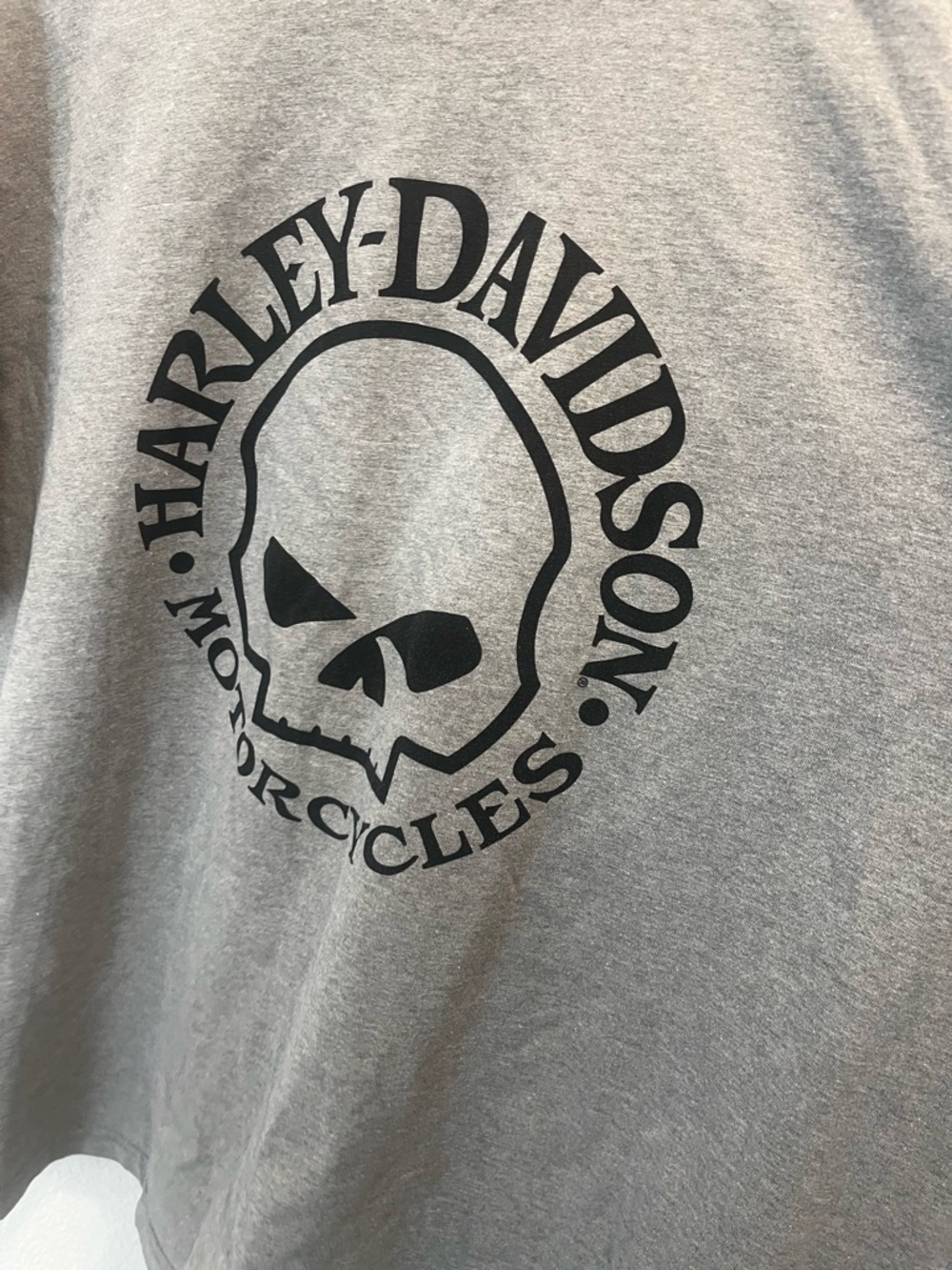 Harley-Davidson Gray Short Sleeve Skull Tee with Black Print - Picture 4 of 9